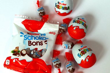 Pescara, İtalya 18 Temmuz 2019 Kinder Schoko-Bons Çikolatası. Kinder, Ferrero tarafından İtalya 'da üretilen bir üründür.