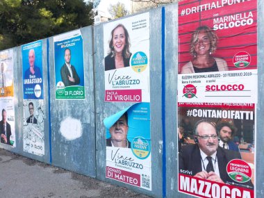 Pescara, İtalya - 26 Ocak 2019: ABRUZZZO Bölgesel ELEKsiyonları için Seçim Duvarı Posterleri 10 Şubat 2019