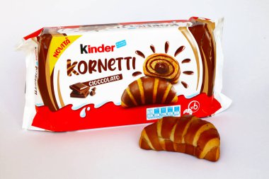Roma, İtalya 17 Ekim 2022 Kinder KORNETTI Çikolatalı Kruvasan. Kinder, Ferrero tarafından İtalya 'da üretilen bir gıda ürünüdür.