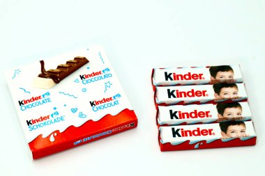 Pescara, İtalya 11 Ağustos 2019: Kinder Çikolata Çubukları. Kinder, Ferrero tarafından İtalya 'da üretilen bir üründür.