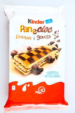 Pescara, İtalya 29 Ağustos 2019: Çikolatalı Kinder Panecioc Sünger Keki. Kinder, Ferrero tarafından İtalya 'da üretilen bir üründür.