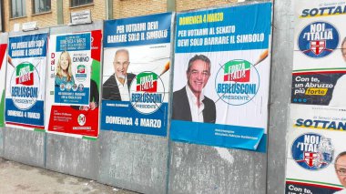 PESCARA, İTALYA - 01 Mart 2018: İTALYA 'NIN ELEKSYONU İÇİN 4 Mart 2018' deki Seçim Duvarı Afişleri