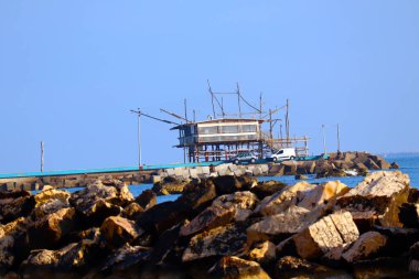 Trabocchi kıyısında, Trabocco Marina di San Vito Chietino 'da. Trabocco, İtalya 'nın Abruzzo kentinin Adriyatik Denizi kıyısında bulunan geleneksel ahşap balıkçı evidir.