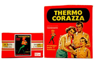 Pescara, İtalya 8 Ocak 2020: Vintage Thermo Armour THERMOGENE, yumuşak pamuğu kapsicum ile tedavi etti. Sanatçı Leonetto Cappiello 'nun resimli kutusu, 1909' da yapılan ikonik reklam.