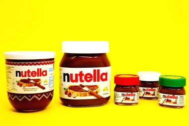 Alba, İtalya 28 Ocak 2021 NUTELLA Jars, Kakaolu Fındık Spread. Nutella, Ferrero tarafından İtalya 'da üretilen bir üründür.