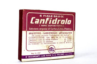 Milan, İtalya 3 Mart 2022: 1950 'lerin klasik CANFIDROLO şişeleri analitik, kardiyonik ve antiastım için Efedrin içeren kutu ilaçları. Dr. RECORDATI S.P.A. - Milan (İtalya)