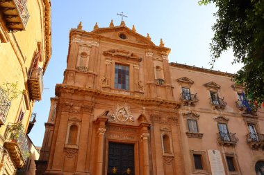 Agrigento, Sicilya, İtalya - 15 Ağustos 2019: Piazza Teatro Luigi Pirandello Sarayı manzarası altın ışıklı günbatımında İtalya Sicilya tatili