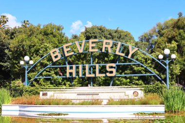 Beverly Gardens Parkı ve Santa Monica Bulvarı 'ndaki BEVERly HILLS tabelası..