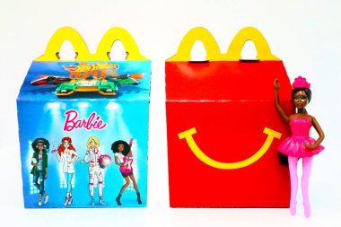 Los Angeles, California 2 Aralık 2019 'da McDonald' s Happy Meal karton kutusunda Mattel Barbie ve Hot Wheels oyuncakları vardı. McDonald 's bir fast food restoran zinciri..