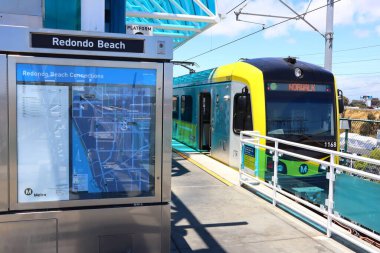Los Angeles, Kaliforniya - 21 Mayıs 2019: Redondo Sahil İstasyonu 'ndaki Los Angeles Metro Demiryolu Yeşil Hattı