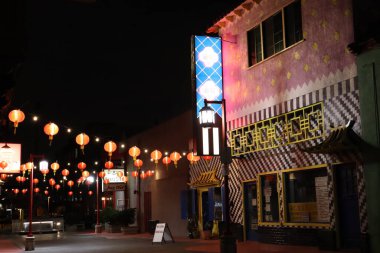 Los Angeles, Kaliforniya - 14 Mayıs 2019: Los Angeles, Kaliforniya 'daki Central Plaza' da Geceye Göre Çin Mahallesi 