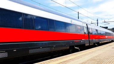 Pescara, İtalya 18 Nisan 2022: Trenitalia, İtalya 'dan Şehirler Arası İtalyan Treni