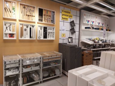San Giovanni Teatino, İtalya 26 Nisan 2022: İtalya 'daki IKEA mağazasının iç görünümü. Ikea dünyanın en büyük mobilya perakendecisi ve mobilya montajı için hazır satıyor. İnsan Yok