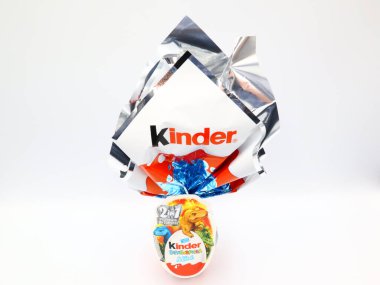 Pescara, İtalya 5 Mart 2019 Kinder Sürpriz Çikolatalı Yumurtalar. Kinder Surprise, Ferrero tarafından İtalya 'da üretilen bir üründür.