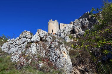 Rocca Calascio Kalesi dağın tepesindeki bir kaledir.