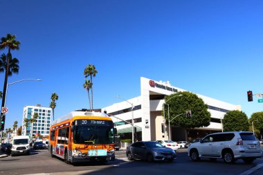Beverly Hills, Kaliforniya 11 Ekim 2019: 720 sefer sayılı Metro Ekspres Otobüs Wilshire Bulvarı 'ndaki Cedars-Sinai Medikal Grubu yakınlarında.