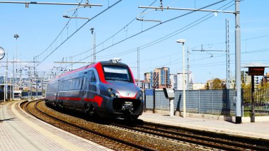 Pescara, İtalya 18 Nisan 2022: Trenitalia, İtalya 'dan Şehirler Arası İtalyan Treni