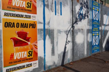 İtalya 19 Eylül 2020: İtalyan Kostüm Referandumu için parlamenter sayısının azaltılmasına ilişkin seçim duvarı posterleri