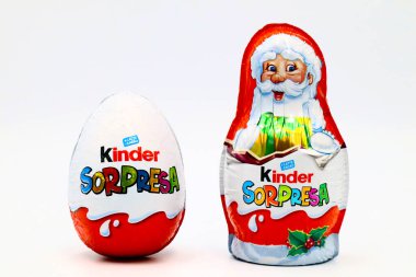 Pescara, İtalya 29 Kasım 2019: Noel Baba temalı Kinder Sürpriz Çikolatalı Yumurtalar. Kinder Surprise, Ferrero tarafından İtalya 'da üretilen bir üründür.