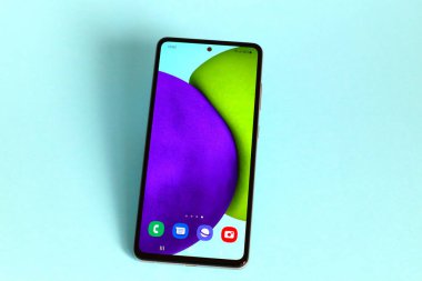 Roma, İtalya 4 Nisan 2022: Samsung Galaxy A52, Mart 2021 'de Hindistan' da piyasaya sürüldü. Samsung Elektronik Şirketi, Güney Kore.