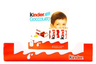 Pescara, İtalya 11 Ağustos 2019: Kinder Çikolata Çubukları. Kinder, Ferrero tarafından İtalya 'da üretilen bir üründür.