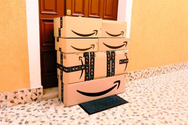 Amazon paketleri, kutular kapıya teslim edilecek.