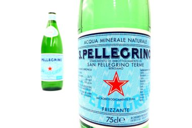 Pescara, İtalya 30 Ağustos 2019 San Pellegrino İtalyan köpüklü su şişesi