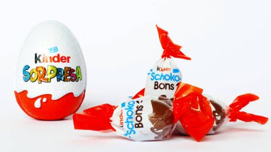 Pescara, İtalya 18 Temmuz 2019 Kinder Schoko-Bons Çikolatası. Kinder, Ferrero tarafından İtalya 'da üretilen bir üründür.