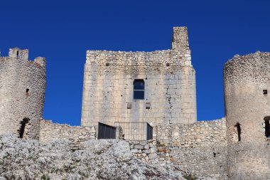 Rocca Calascio Kalesi dağın tepesindeki bir kaledir.