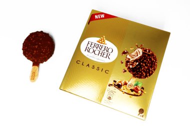 Alba, İtalya 4 Haziran 2021: FERO ROCHER Dondurması. Ferrero Rocher, Ferrero S.P.A 'nın İtalyan markasıdır..