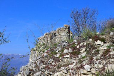 Rocca Calascio Kalesi dağın tepesindeki bir kaledir.