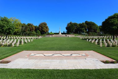 Sangro Nehri Savaş Mezarlığı, Chieti ilinin Torino di Sangro ilçesindeki Contrada Sentinelle 'de yer alır.