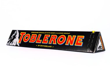 Pescara, İtalya 1 Ocak 2020: TOBLERON Bal ve Badem Nougat ile İsviçre Koyu Çikolatası. TOBLERON, Mondelez International 'ın İsviçre çikolatası.