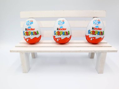 Pescara, İtalya 27 Şubat 2019: Kinder Sürpriz Çikolatalı Yumurtalar. Kinder Surprise, Ferrero tarafından İtalya 'da üretilen bir üründür.