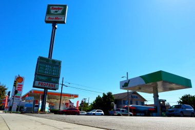 Los Angeles, Kaliforniya - 6 Ekim 2019: N Broadway, Los Angeles 'taki Sinclair Dino Mart Benzin İstasyonu. Sinclair Petrol Şirketi bir Amerikan Petrol Şirketi. 