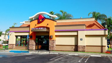 Los Angeles, Kaliforniya 10 Ekim 2019 TACO Fast food restoranı. Taco Bell, Meksika 'da taco, burrito, quesadilla ve nachos içeren değişik yemekler sunar.