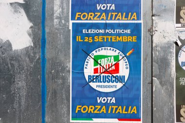 İtalya 19 Eylül 2020: İtalyan Kostüm Referandumu için parlamenter sayısının azaltılmasına ilişkin seçim duvarı posterleri