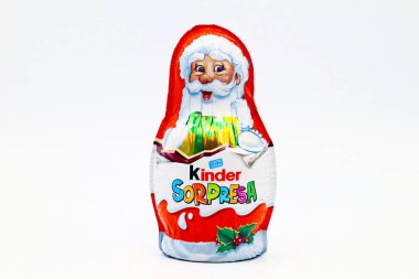 Pescara, İtalya 29 Kasım 2019: Noel Baba temalı Kinder Sürpriz Çikolatalı Yumurtalar. Kinder Surprise, Ferrero tarafından İtalya 'da üretilen bir üründür.