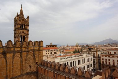 Palermo Katedrali ya da Cattedrale di Palermo arka planda çan kuleleri olan 