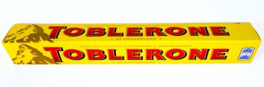 Pescara, İtalya 18 Temmuz 2019: TOBLERone Swiss Milk Chocolate with Honey ve Badem Nougat. TOBLERON, Mondelez International 'ın bir İsviçre çikolatası.