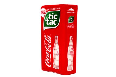 Pescara, İtalya, 26 Aralık 2019: COCA-COLA ile sınırlı sayıda TIC TAC üretimi. Tic Tac, Ferrero, Coca-Cola ve Coca-Cola 'nın markasıdır..