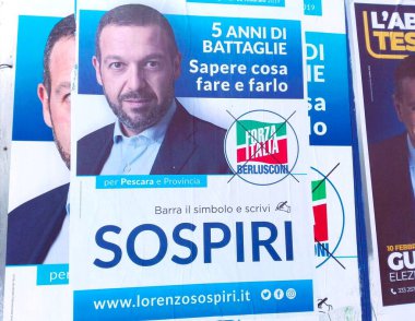Pescara, İtalya - 26 Ocak 2019: ABRUZZZO Bölgesel ELEKsiyonları için Seçim Duvarı Posterleri 10 Şubat 2019