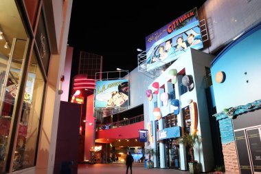 Universal City, Los Angeles, California - 12 Mayıs 2019: UNIVERSAL STÜDIOS CITYWALK eğlence ve perakende bölgeleri Gece