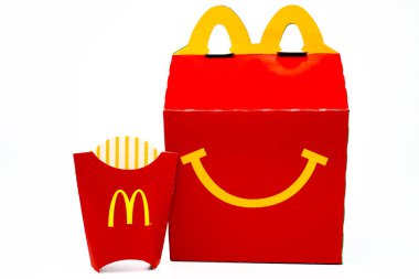 Los Angeles, Kaliforniya 2 Aralık 2019 McDonald 's Happy Meal karton kutusu. McDonald 's bir fast food restoran zinciri..