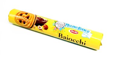 Pescara, İtalya - 15 Nisan 2020: Fındık ezmeli ve kakaolu MULINO BIANCO Baiocchi Kurabiyeleri. Mulino Bianco, Barilla 'nın İtalyan markası.