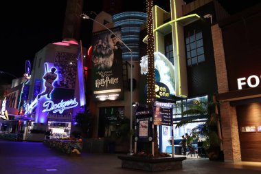 Universal City, Los Angeles, California - 12 Mayıs 2019: UNIVERSAL STÜDIOS CITYWALK eğlence ve perakende bölgeleri Gece