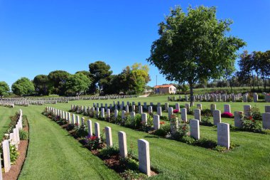 Sangro Nehri Savaş Mezarlığı, Chieti ilinin Torino di Sangro ilçesindeki Contrada Sentinelle 'de yer alır.