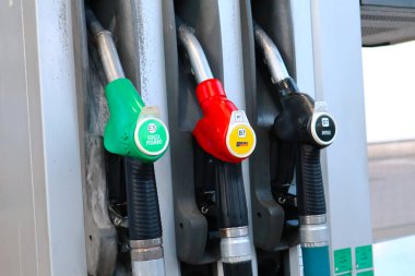 Pescara, İtalya 16 Mart 2022 Q8 Benzin İstasyonu. Kuveyt Petrol Uluslararası