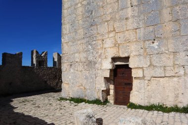 Rocca Calascio Kalesi dağın tepesindeki bir kaledir.