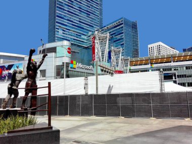 LOS ANGELES, California - 14 Eylül 2018: Microsoft Meydanı ve Los Angeles Staples Center 'ın önündeki Tiyatro